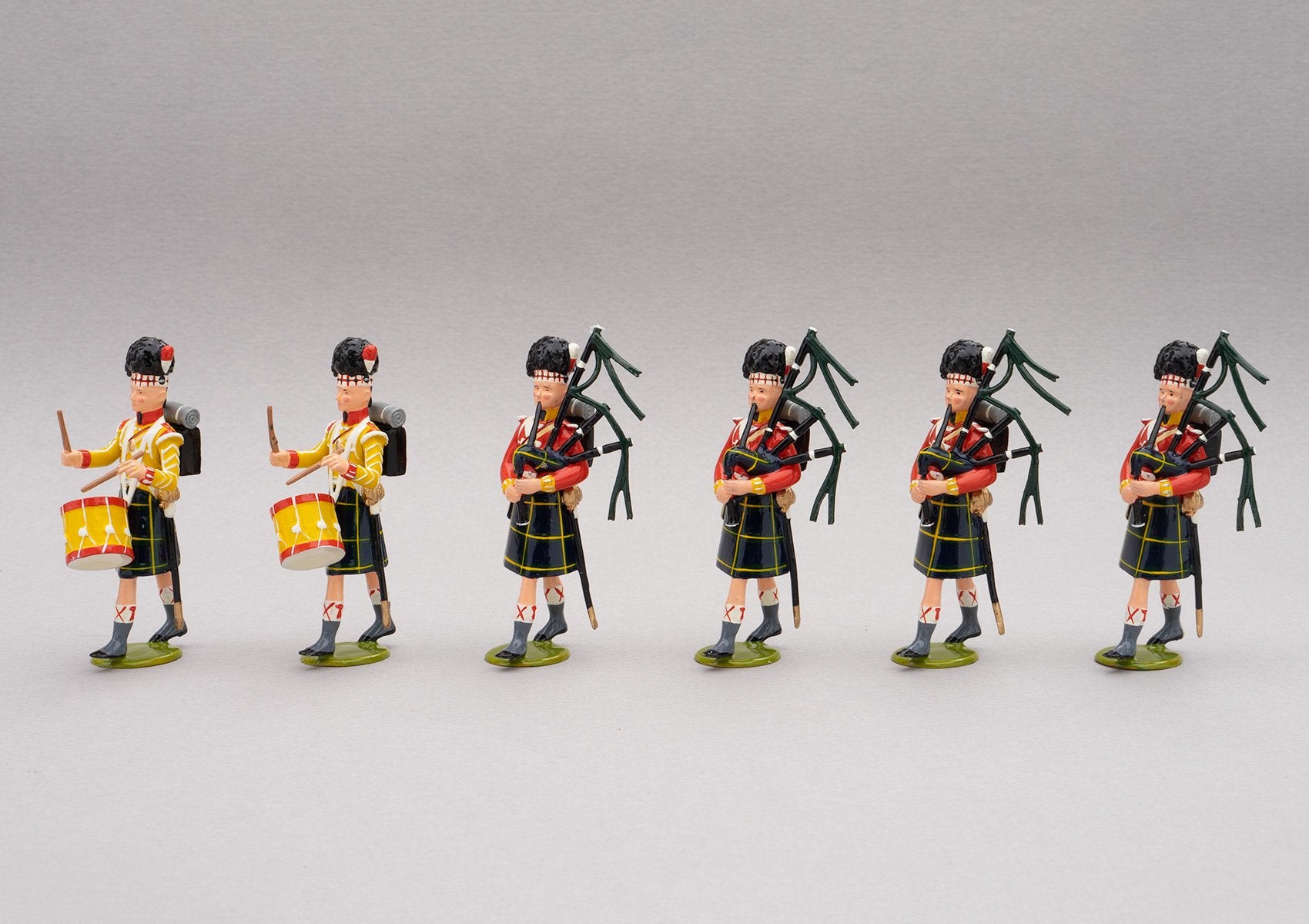 Set 121a Pipe band of the Gordon Highlanders, Waterloo 1815 | British Infantry | Napoleonic Wars | Gordon Highlanders Band, 1815. All wear the Highlander feather bonnet and Gordon tartan kilts. This set comprises a four pipers, and two drummers | Waterloo | © Imperial Productions | Sculpt by David Cowe