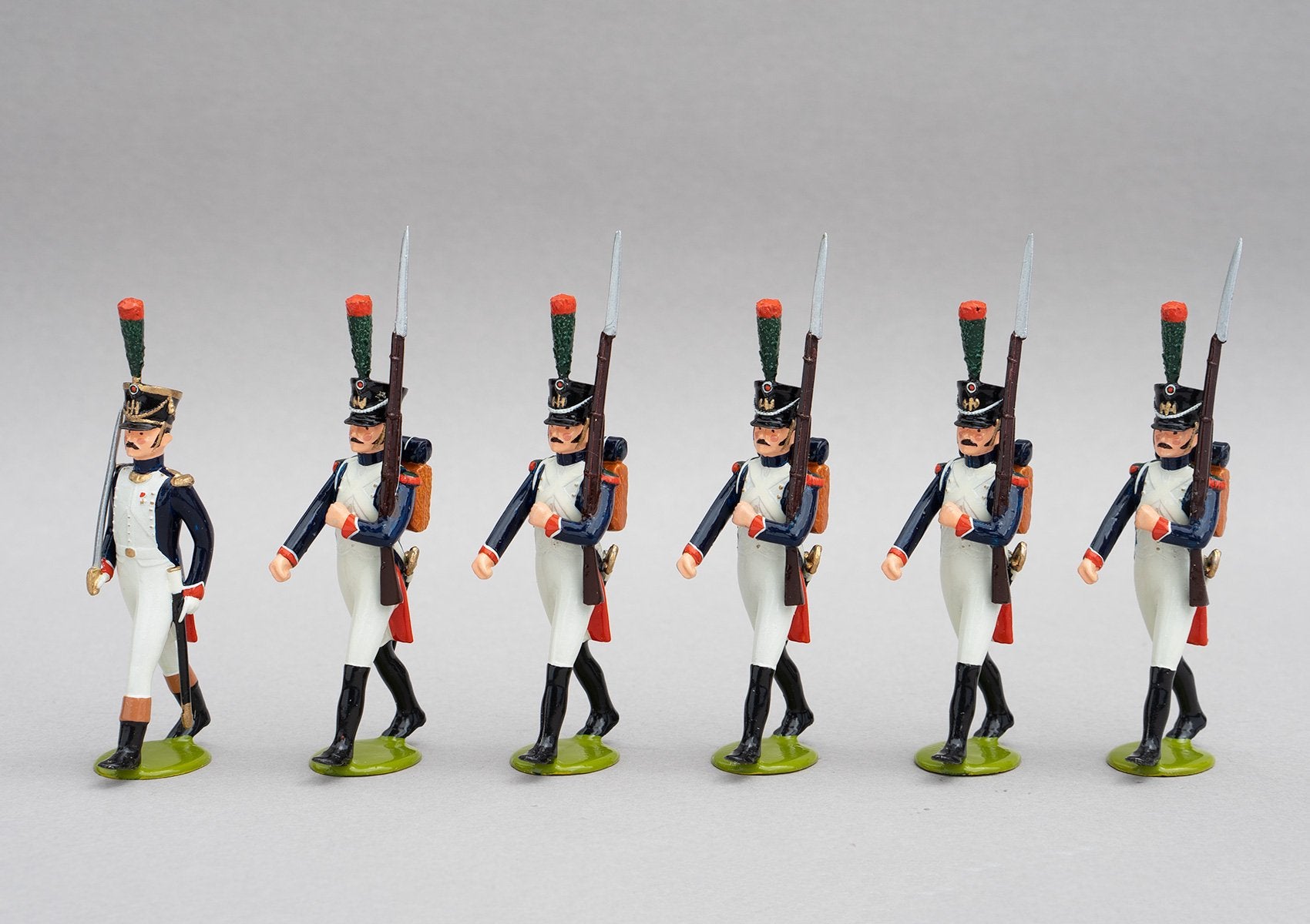 Set 124 Fusiliers-Chasseur | French Infantry | Napoleonic Wars | An elite alternative to the Old Guard. This set has six men, one officer with sword and five men marching at slope arms | Waterloo | © Imperial Productions | Sculpt by David Cowe