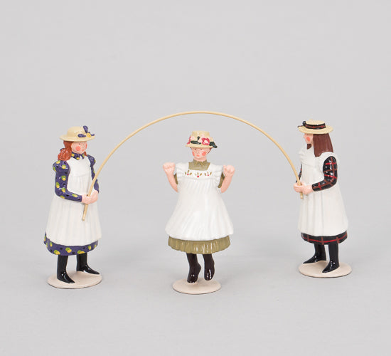 TA04 Three girls with skipping rope