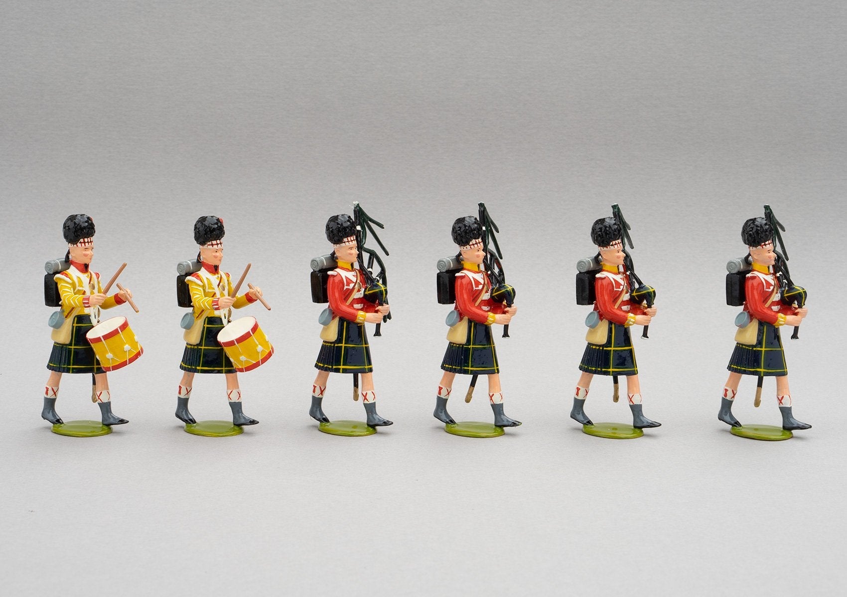 Set 121a Pipe band of the Gordon Highlanders, Waterloo 1815 | British Infantry | Napoleonic Wars | Gordon Highlanders Band, 1815. All wear the Highlander feather bonnet and Gordon tartan kilts. This set comprises a four pipers, and two drummers | Waterloo | © Imperial Productions | Sculpt by David Cowe