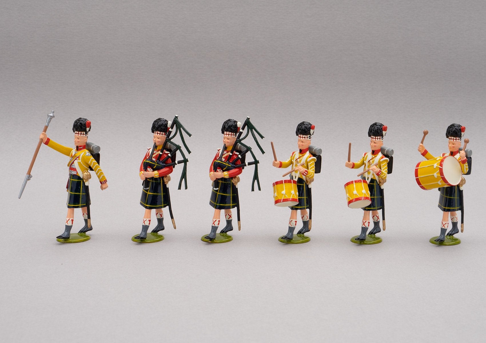 Set 121 Pipe band of the Gordon Highlanders, Waterloo 1815 | British Infantry | Napoleonic Wars | Gordon Highlanders Band, 1815. All wear the Highlander feather bonnet and Gordon tartan kilts. This set comprises a drum major, two pipers, and three drummers | Waterloo | © Imperial Productions | Sculpt by David Cowe