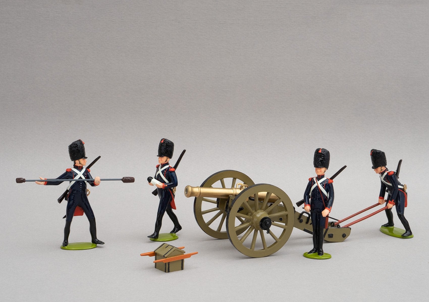 Set 130 Foot Artillery of the Guard | French | Napoleonic Wars | Gun crew of the Imperial Guard 12 pounder gun of the Gribeauval system. Set comprises a gun, and four gunners, and ammunition box. | Waterloo | © Imperial Productions | Sculpt by David Cowe