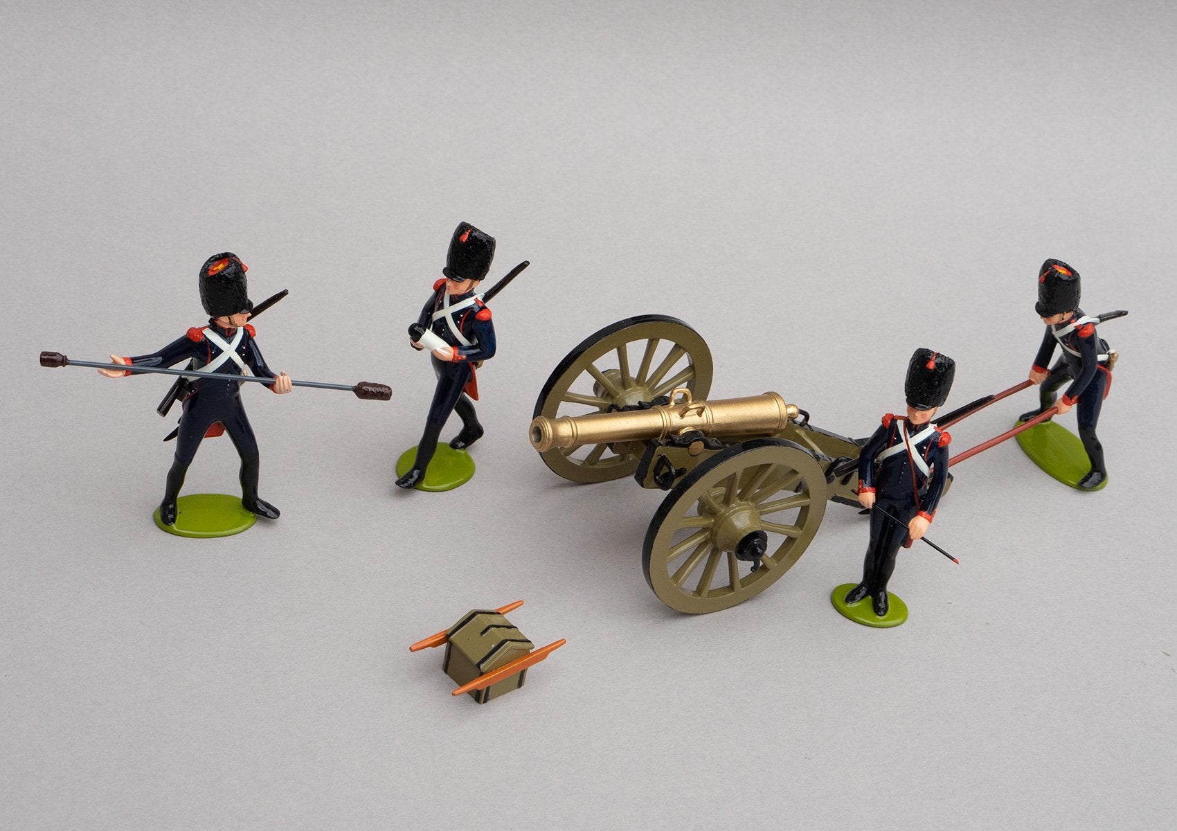 Set 130 Foot Artillery of the Guard | French | Napoleonic Wars | Gun crew of the Imperial Guard 12 pounder gun of the Gribeauval system. Set comprises a gun, and four gunners, and ammunition box. They wear their campaign uniforms with muskets slung across their backs | Waterloo | © Imperial Productions | Sculpt by David Cowe