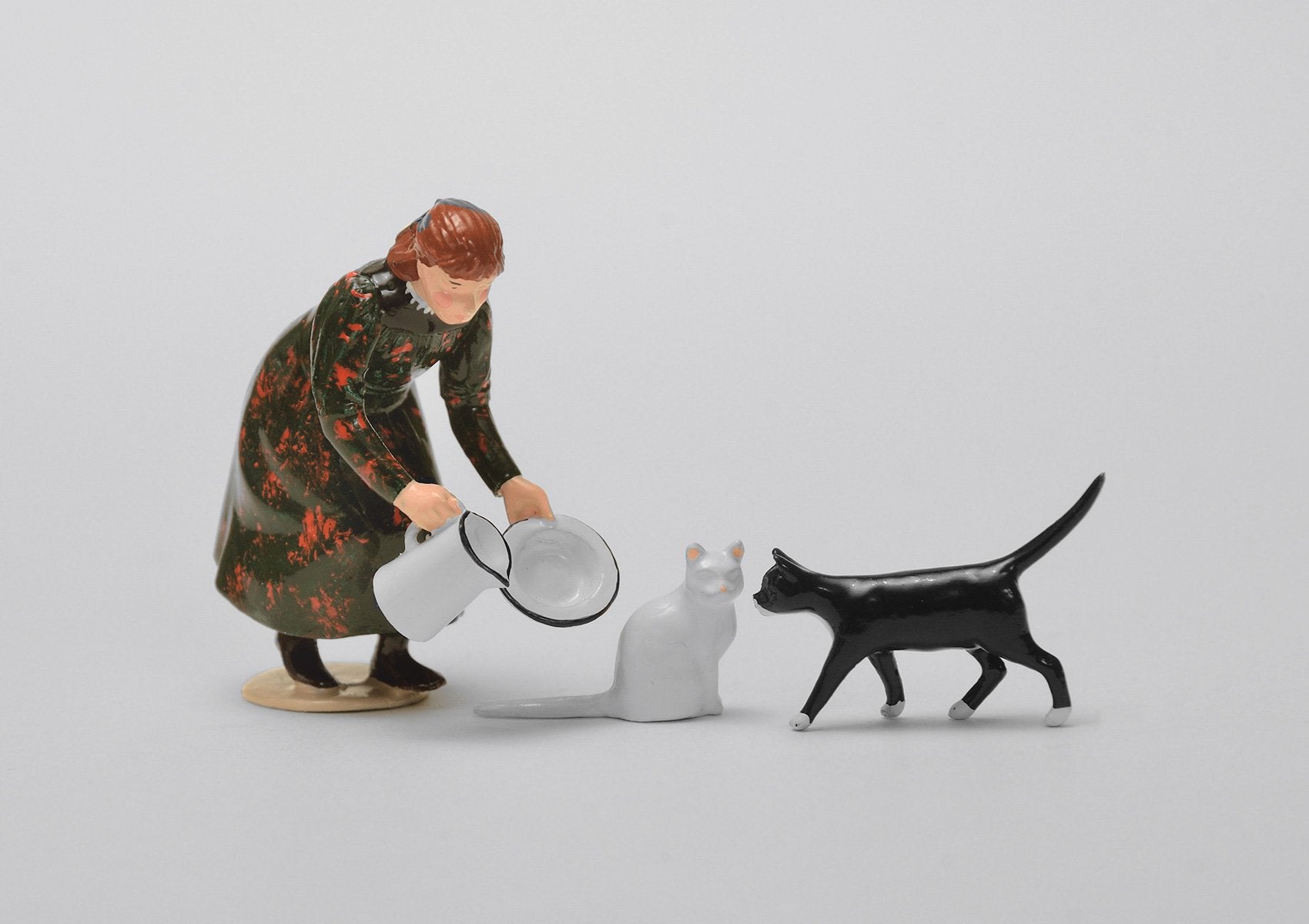 Set 21 Girl with Cats | Victorian Children and Animals | Town and Around | © Imperial Productions | Sculpt by David Cowe